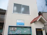 教室入口です。２階に教室があります。