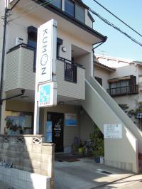 カステラ屋さんを東へ、最初の角を北へ入ると桃山南口教室です。