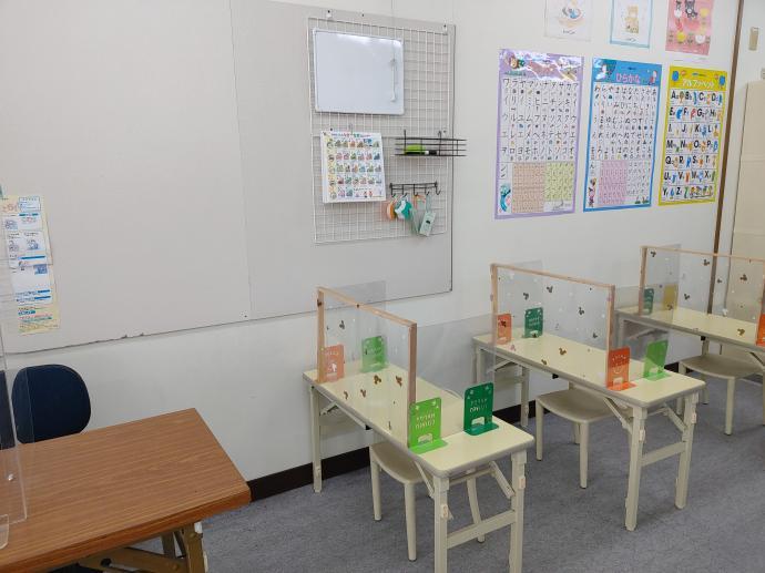 幼児さん専用の机も全面、左右に感染予防のシールドを設置しています。