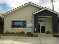 えんぴつをイメージした屋根が目印、お車での送迎も大丈夫です。