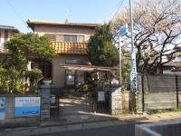 教室の入口です。自転車置き場もあります。