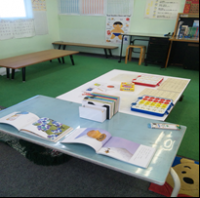幼児さん達の学習スペースではカードや教具を使って学習します。