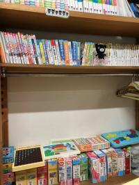 0歳からの絵本や教具もそろえております。