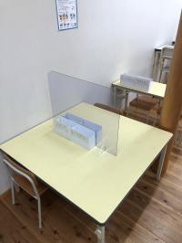 足がしっかり床に付く幼児席です。ベビーくもんの次はこちらの席で学習できます。<br />
