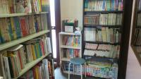 教室には本がいっぱい！自由に読んでいただくことができます。