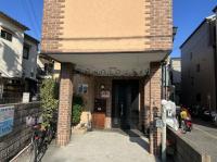 教室の外観<br />
レンガ造りのかわいい建物です。