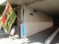 １階喫茶店奥の３階が教室です。