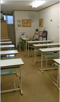 決して広くはありませんが、ムダのないシンプルな教室です。