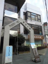 西側入口です。３階に上がってください。