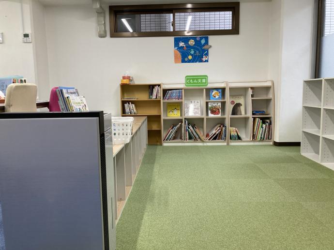 子どもたちが思い思いに本を楽しむ読書スペースには、空間除菌機を設置しています。
