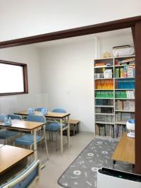 幼児用の席や待合席もご用意しております。トイレもあり、小さいお子様でも安心です。