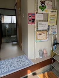 教室入り口です。靴を脱いで、手指消毒をします。