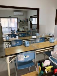 大きな子が学習する席です。感染防止のため、パーテーションを設置しています。