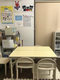 小さなお子様は幼児机で安全に学習できます。