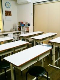 入口から見た教室内の様子です。室内は靴を脱いで学習します。