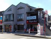 ≪教室外観≫<br />
ピザハットさんの2階<br />
かわいい三角屋根が目印です