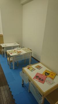 指導者とスタッフが、子どもたちを見守っています。