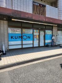 小曽根小学校から徒歩2分、自転車やベビーカーも置けます。