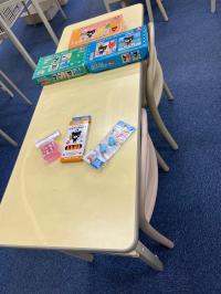 幼児さん用の机が5台あります。<br />
正しく持てるえんぴつで学習しパズルもできるよ☆
