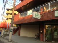 通り沿いのビルの2階が教室です。