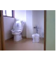 おしめを変えたり、自分でトイレができる広いトイレです。