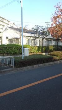 団地の道路沿いに面した教室です