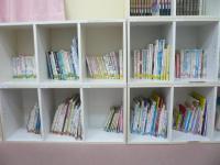 たくさんの図書があり、読書指導、本の貸し出しをしています