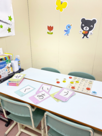 幼児学習席でベビーくもんを実施します。