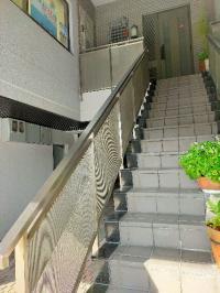 1階にベビーカー、自転車置場があり、ベビーカーを教室に運ぶ際はお手伝いします。