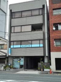 島屋交差点北側にあるビルの2階に教室があります。