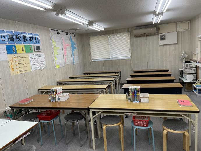 メインの教室です。こちらの部屋でみな集中して学習しています！