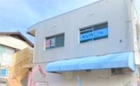 建物左側の黄色い階段からお上がりください。<br />
階段前が駐輪スペースです。