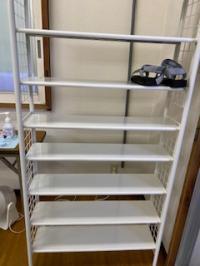 入り口の外で靴を脱ぎ、靴は室内の下足棚に置きます。