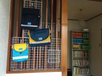 教室の入り口に絵本などもたくさんおいてあります!