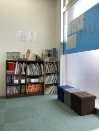 読書コーナー兼保護者の方の待合スペース。学習の様子も見ていただけます。<br />
<br />