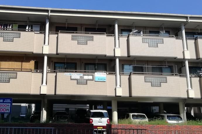 教室の外観です。芥川小近くのマンションの２階です。学校帰りに直接来室もOKです。