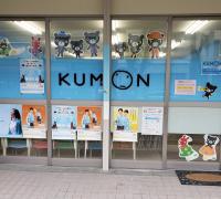 KUMONの水色の看板とくろくまくんたちが目印です。
