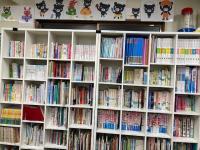沢山の保護者向け図書、生徒さん向けの絵本や書籍、教具が揃っています。<br />