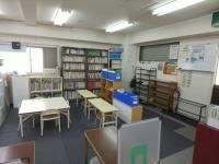 小さなお子さまにも座りやすい机と椅子を用意しています。