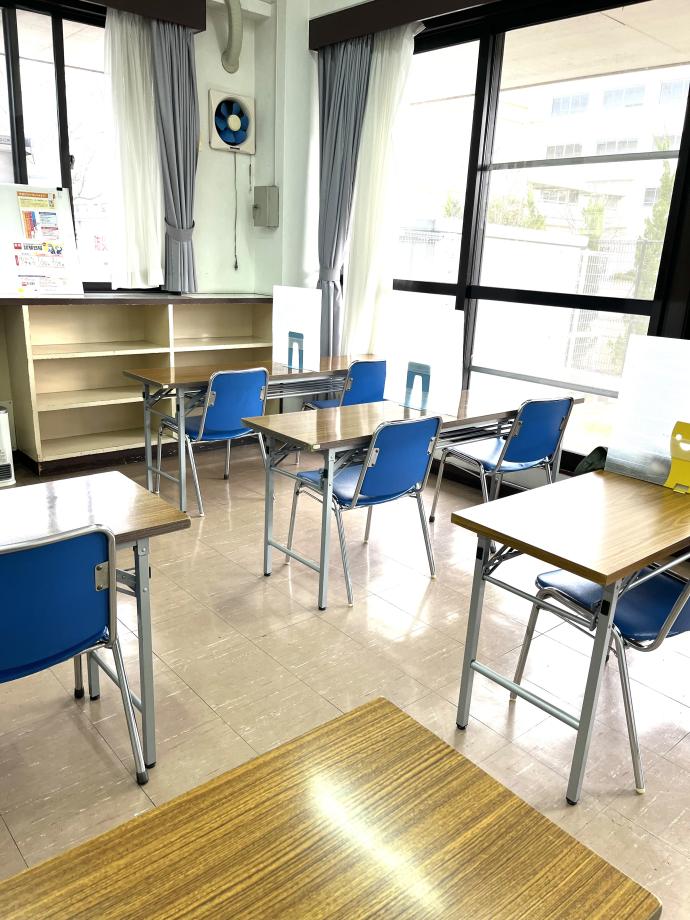 開放感のある教室です。机も広くゆったり使えます。