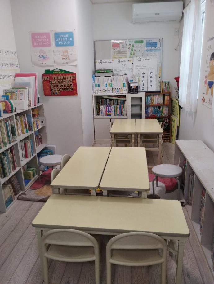 ★幼児さんの部屋★からだに合った机と椅子で学習します。スタッフの先生と一緒に！