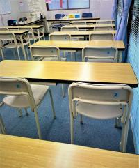 日当たりが良いとても明るい教室です。<br />
背もたれのある椅子なので安心です。<br />
