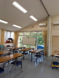 教室内は天井が高く広々としていて、大きな窓がたくさんあり、明るい教室です。