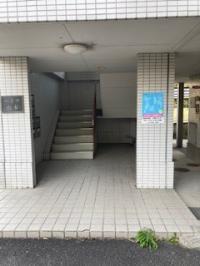千里新田小学校のすぐ近く、ハイツ山本の３階にあります。