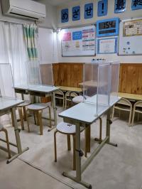 1階学習席の様子<br />
小さなお子さまの机やいすもあり、楽しく学べます♪