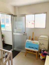 教室は２階です。ベビーカーの上げ下ろしなど、お手伝いします。お声掛けください。