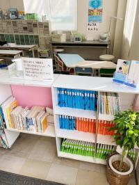 待合スペースには、くもん文庫や絵本も用意されています。