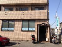 教室はバス通り沿いにあります。KUMON看板が目印です。