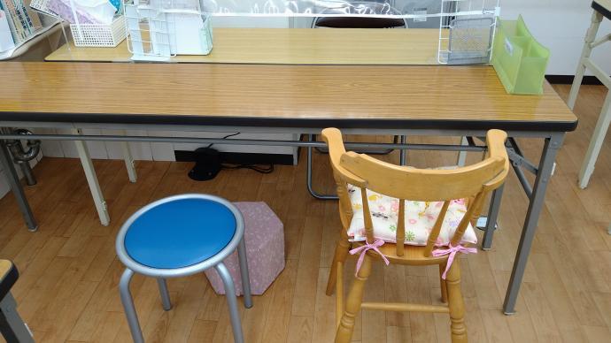 幼児さんには足置き台を用意、又はキッズハイチェア(幼児用の低い机・椅子あり)<br />
