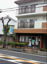 教室はバス通り沿い、「村島ビル」の１階です。